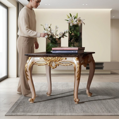 Table basse carrée de luxe avec des pieds sculptés