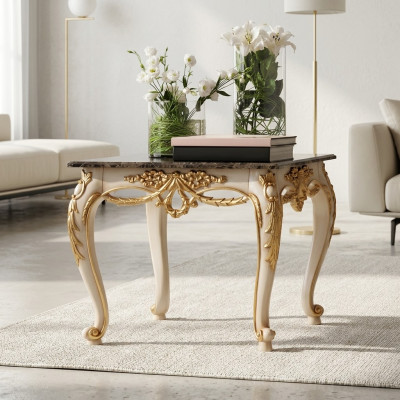 Table basse carrée de luxe avec des pieds sculptés