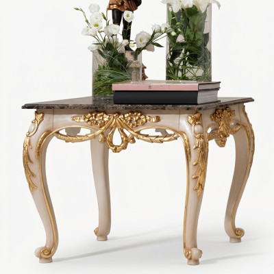 Table basse carrée de luxe avec des pieds sculptés