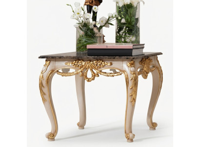 Table basse carrée de luxe avec des pieds sculptés