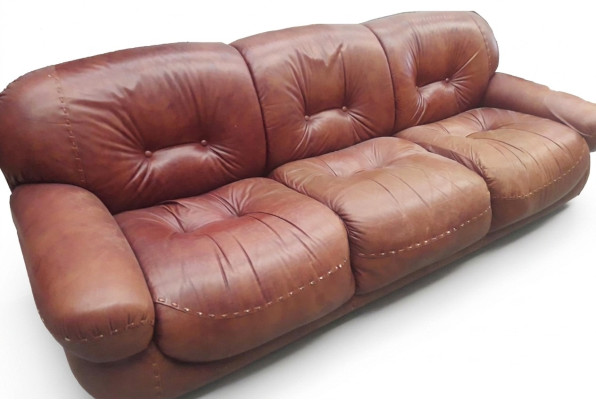 Canapé trois places Chesterfield Classic en tissu pour salon, paysage vivant.
