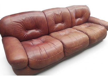 Canapé trois places Chesterfield Classic en tissu pour salon, paysage vivant.