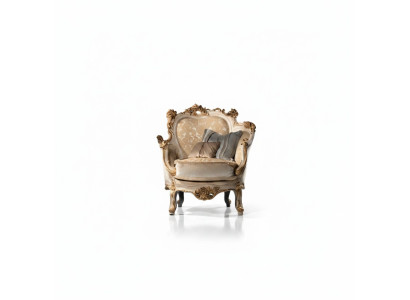 Luxueux fauteuil sculpté de style classique pour le salon
