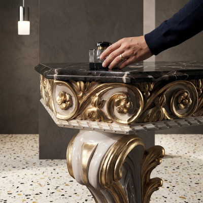 Table basse de designer avec un plateau en marbre de style classique.