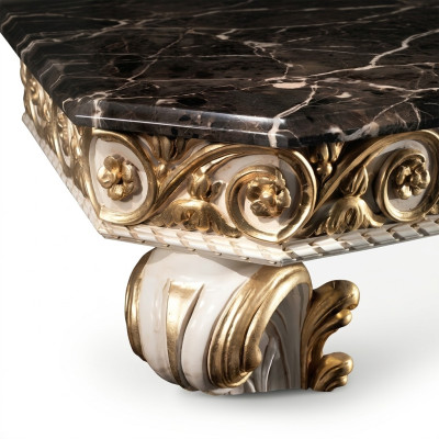Table basse de designer avec un plateau en marbre de style classique.