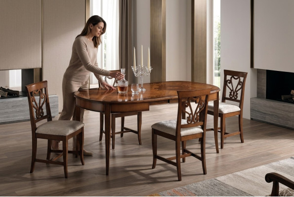 Les tables de salle à manger italiennes en bois massif de style antique.