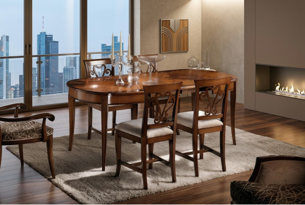Les tables de salle à manger italiennes en bois massif de style antique.