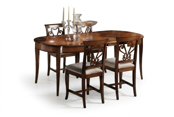 Les tables de salle à manger italiennes en bois massif de style antique.