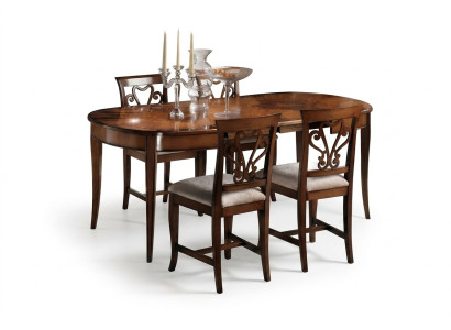Les tables de salle à manger italiennes en bois massif de style antique.