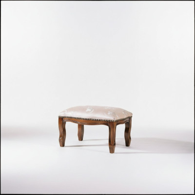Sièges rembourrés de style ottoman, tabourets, bancs de design Pufa Ottoman en tissu.