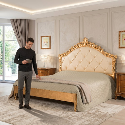 Nouveau lit double Chesterfield luxueux avec tête de lit sculptée.