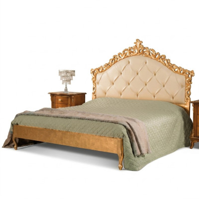 Nouveau lit double Chesterfield luxueux avec tête de lit sculptée.