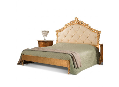 Nouveau lit double Chesterfield luxueux avec tête de lit sculptée.