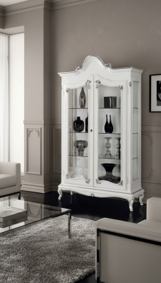 Vitrine blanche Armoire en verre Design Armoire classique en bois de luxe Présente des nouveautés