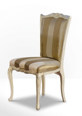 Chaise de salle à manger Chaises classiques de luxe en bois. Conception de chaises en bois. Nouveaux meubles.