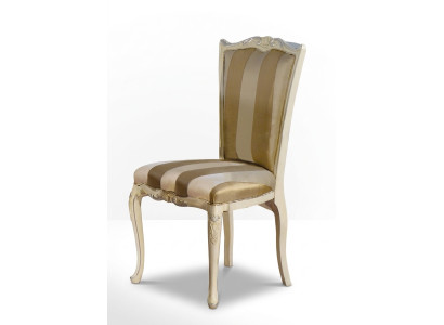 Chaise de salle à manger Chaises classiques de luxe en bois. Conception de chaises en bois. Nouveaux meubles.