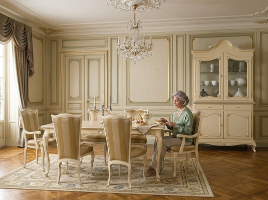 Ensemble de table de salle à manger avec 6 chaises de style luxueux. Groupe de 8 chaises avec vitrine.