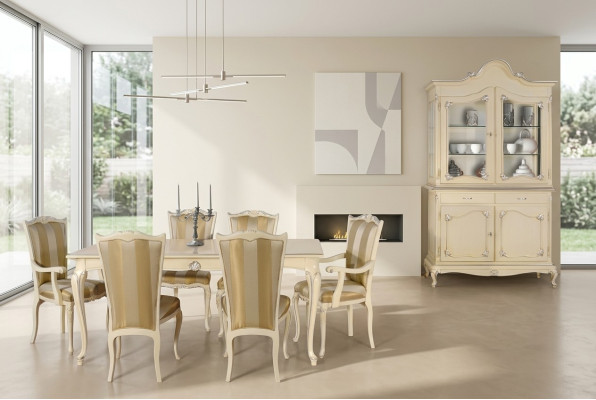 Ensemble de table de salle à manger avec 6 chaises de style luxueux. Groupe de 8 chaises avec vitrine.