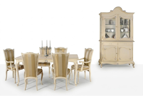 Ensemble de table de salle à manger avec 6 chaises de style luxueux. Groupe de 8 chaises avec vitrine.