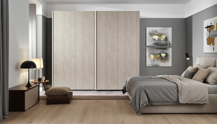 Garde-robe moderne avec des portes coulissantes pour la chambre à coucher en bois naturel.