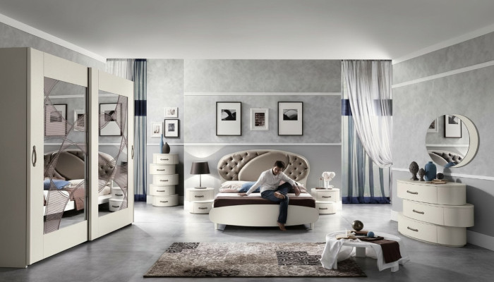 Suite de 7 pièces. Chambre Lit Table de chevet Commode Miroir Armoire