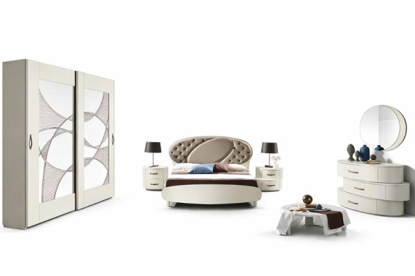 Suite de 7 pièces. Chambre Lit Table de chevet Commode Miroir Armoire