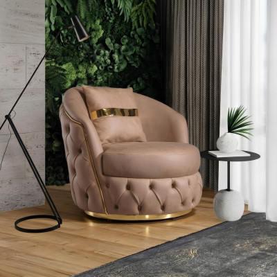 Un fauteuil luxueux et moderne de Chesterfield dans un ton beige clair.