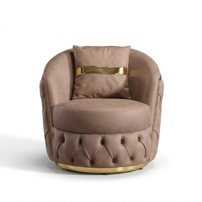 Un fauteuil luxueux et moderne de Chesterfield dans un ton beige clair.