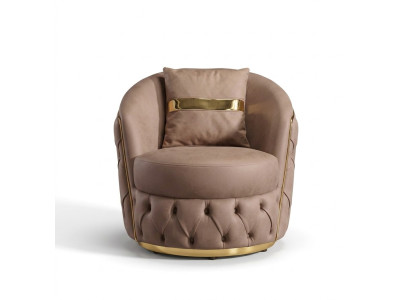 Un fauteuil luxueux et moderne de Chesterfield dans un ton beige clair.