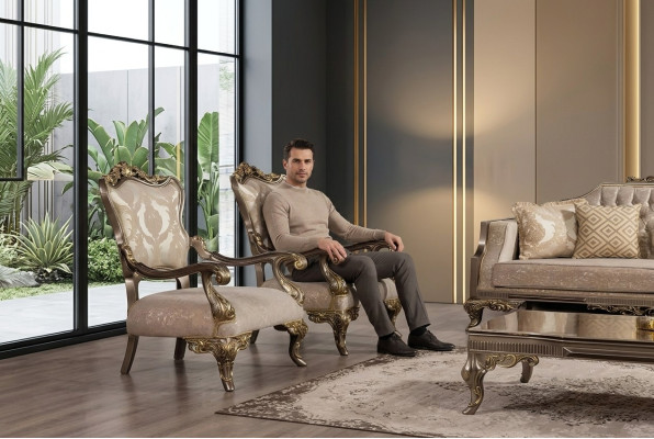 Un fauteuil baroque luxueux, classique, beige et or Chesterfield