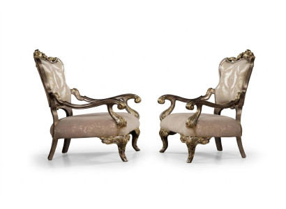 Un fauteuil baroque luxueux, classique, beige et or Chesterfield