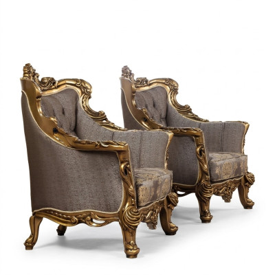 Un fauteuil à oreilles classique luxueux en gris foncé avec un design baroque doré de style Chesterfield