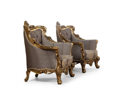 Un fauteuil à oreilles classique luxueux en gris foncé avec un design baroque doré de style Chesterfield