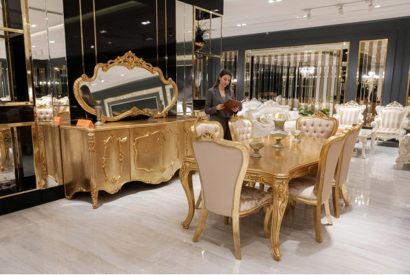 Suite de luxe composée de 9 pièces. Salle à manger Table à manger Chaise Commode Miroir Table à manger nouvelle