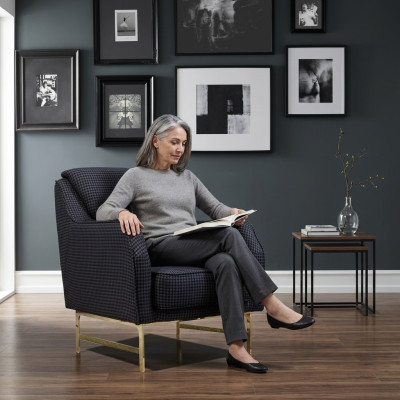 Fauteuil rembourré gris avec accoudoirs en acier inoxydable pour le salon, un nouveau fauteuil une place.