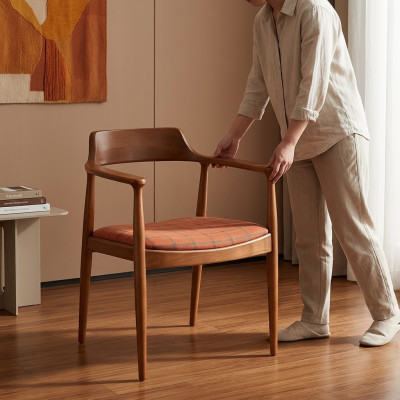 Set de 8 chaises de fauteuil design en bois avec revêtement en tissu pour salle à manger.
