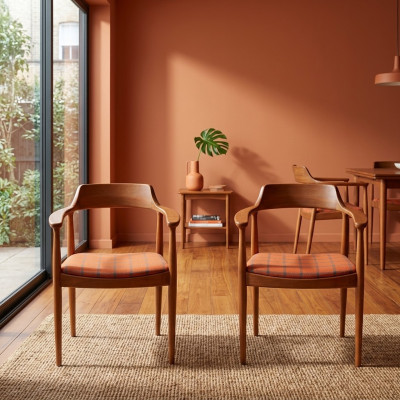 Set de 8 chaises de fauteuil design en bois avec revêtement en tissu pour salle à manger.