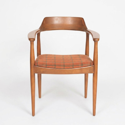 Set de 8 chaises de fauteuil design en bois avec revêtement en tissu pour salle à manger.