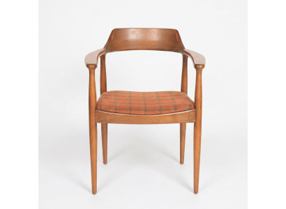 Set de 8 chaises de fauteuil design en bois avec revêtement en tissu pour salle à manger.