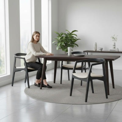 Ensemble de 2 chaises en bois massif et tissu de design pour salle à manger ou salon.