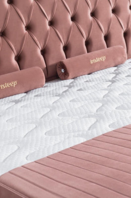 Lit Boxspring Rose Chesterfield Design élégant Luxe 2x Tables de chevet 3 pièces.