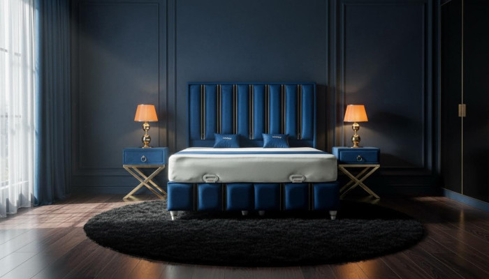 Le lit design de SaphirBlue avec des tables de chevet sur des pieds en acier plaqué or
