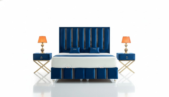 Le lit design de SaphirBlue avec des tables de chevet sur des pieds en acier plaqué or