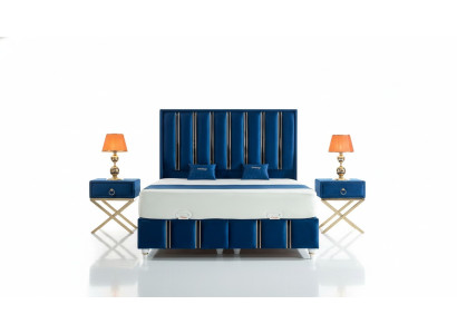 Le lit design de SaphirBlue avec des tables de chevet sur des pieds en acier plaqué or