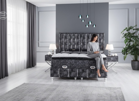 Lit noir avec matelas et deux tables de chevet dans l'ensemble de meubles de chambre.