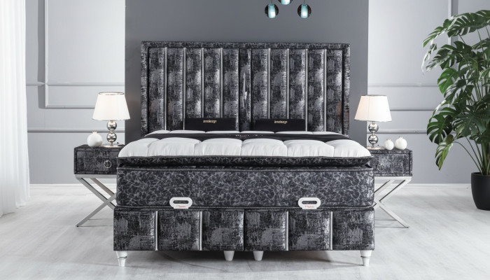 Lit noir avec matelas et deux tables de chevet dans l'ensemble de meubles de chambre.