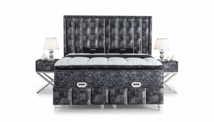 Lit noir avec matelas et deux tables de chevet dans l'ensemble de meubles de chambre.