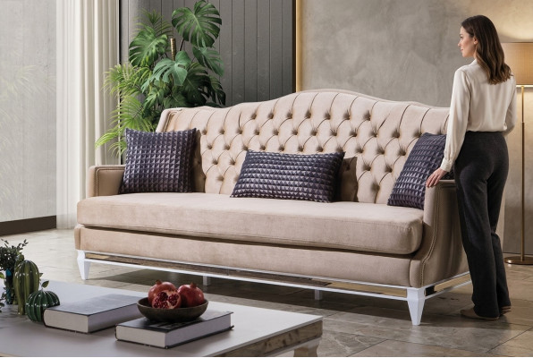Canapé trois places en tissu de luxe beige Chesterfield, designer de haute qualité.