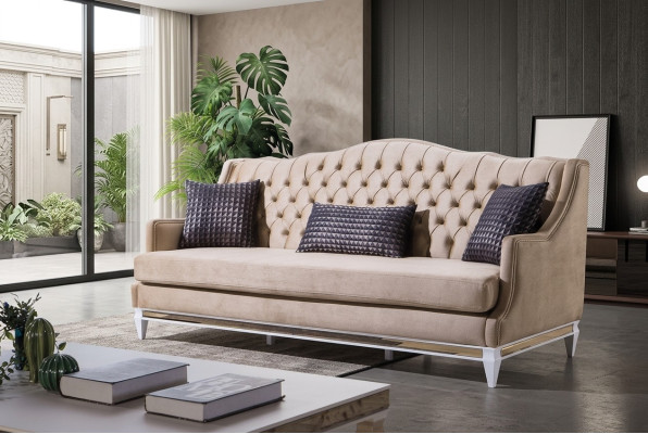 Canapé trois places en tissu de luxe beige Chesterfield, designer de haute qualité.