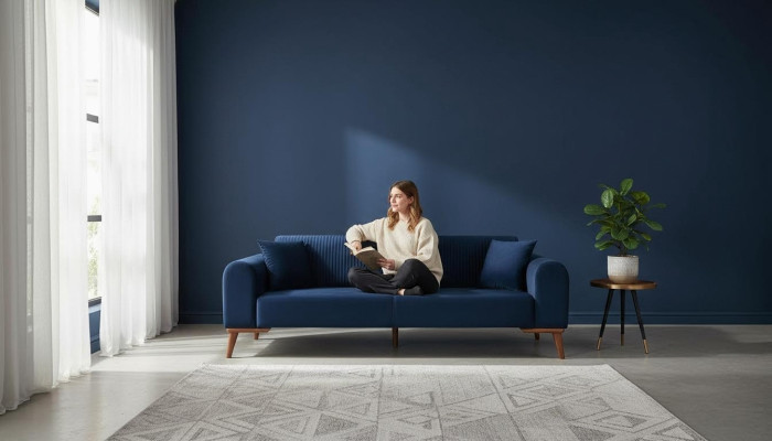 Élégant canapé trois places bleu pour le salon avec revêtement en velours.